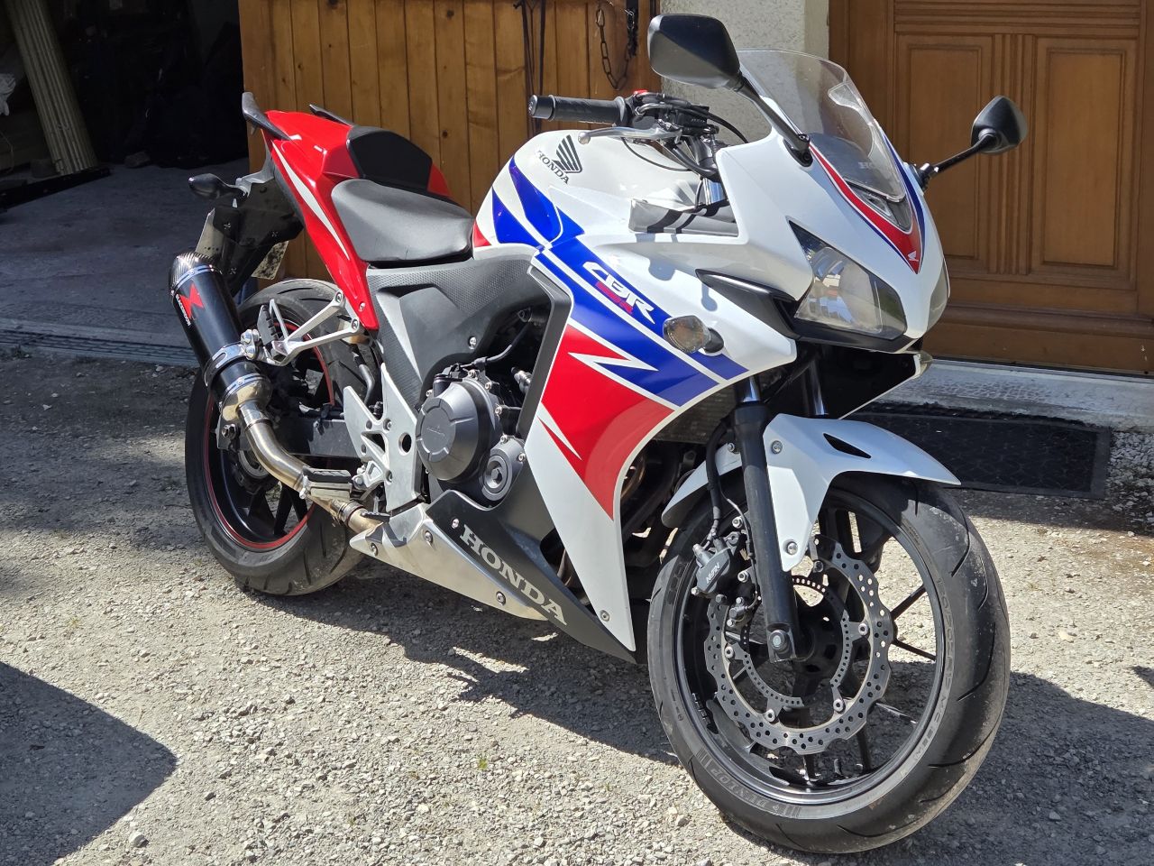 Honda CB500F orange, vue trois-quarts avant