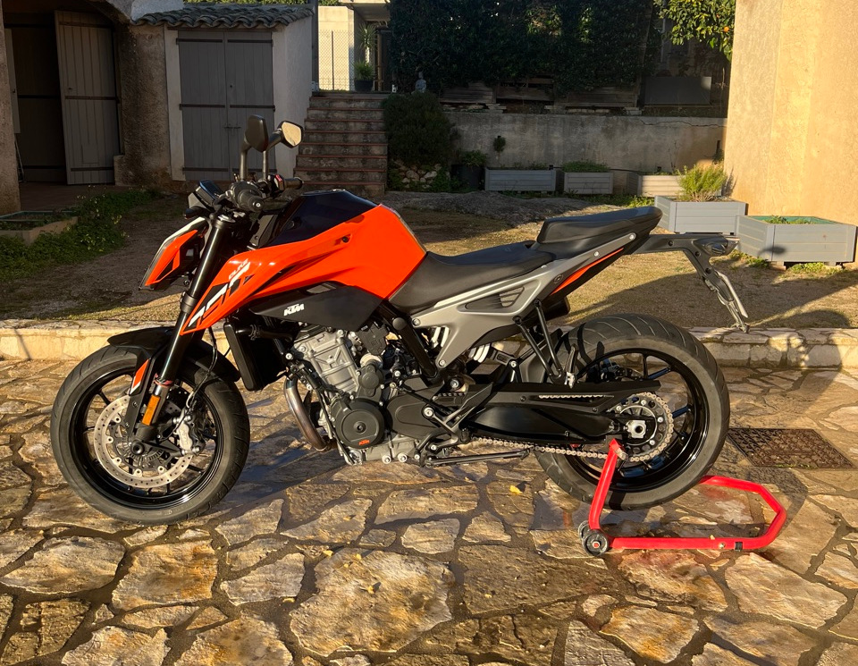 KTM Duke 790 orange en courbe, vue dynamique